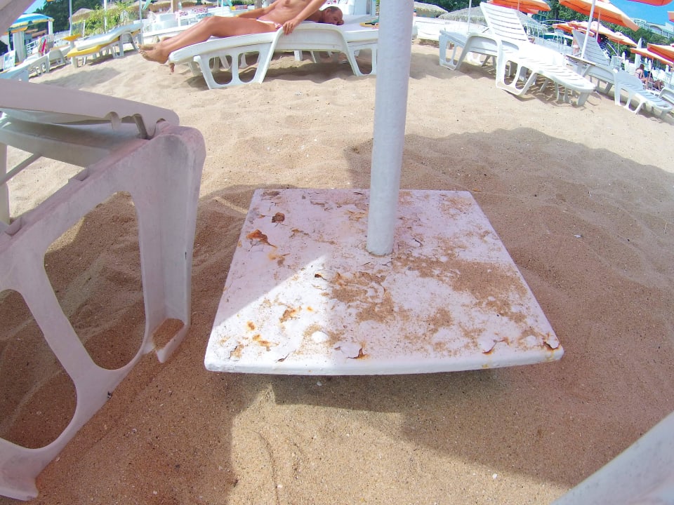 Ablage verrostet am Sonnenschirm  Park Hotel Golden Beach