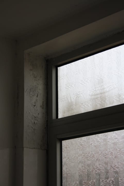 Fenster mit Schimmelflecken in der Ecke Hotel Residencial Florescente