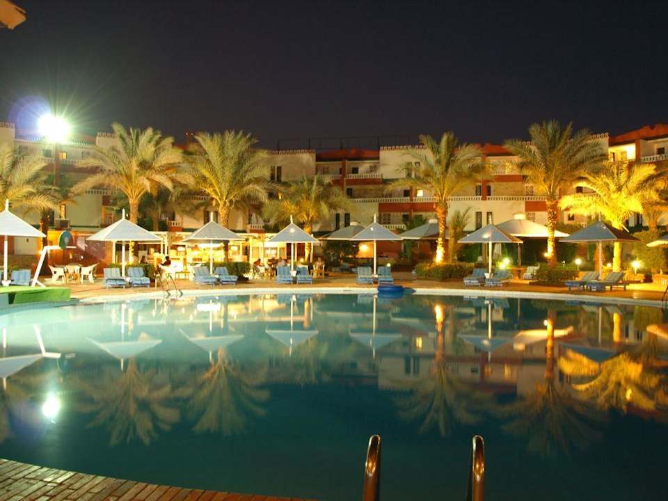 Basen nocą Albatros Sharm Resort