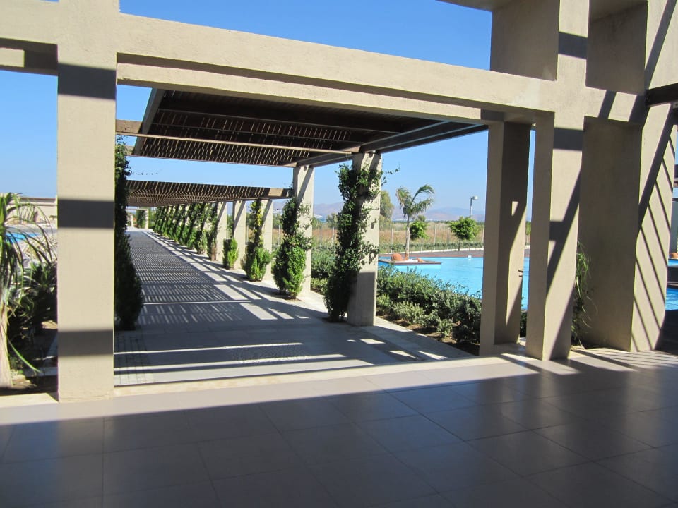 Am Hauptgebäude zu den Zimmern Astir Odysseus Kos Resort & Spa