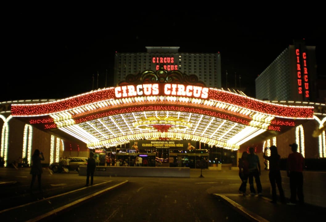 Night lights Hotel Circus Circus