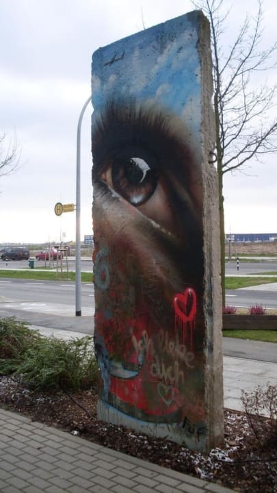 Ein Stück der Berliner Mauer vor dem Hotel. Holiday Inn Berlin Airport - Conference Centre