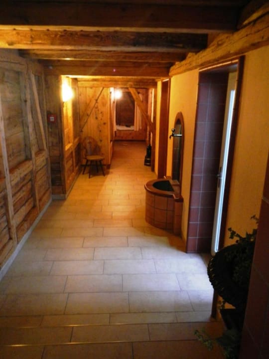 Weg zum Schwimmbad und Wasserbetten Hotel Schlehdorn
