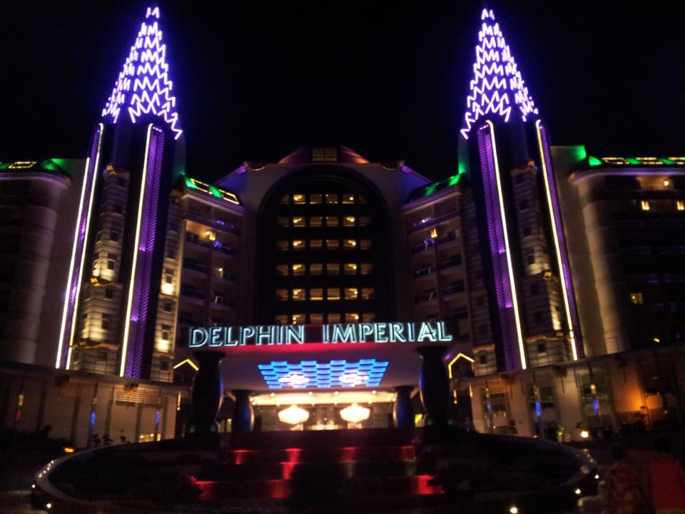 Eingangsbereich bei Nacht Hotel Delphin Imperial
