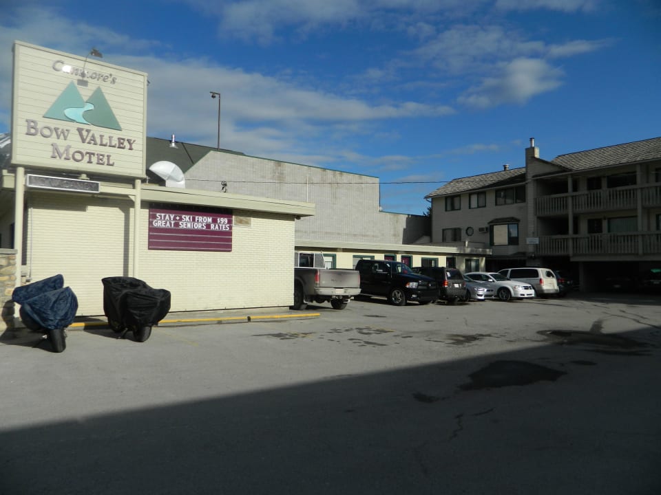 Parterrezimmer hinter den Autos Lamphouse Hotel