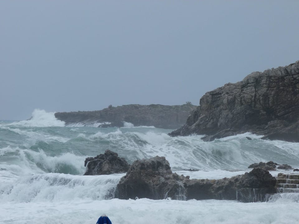 Sturm Anfang Mai, am Strand Hotel Kalithea Horizon Royal
