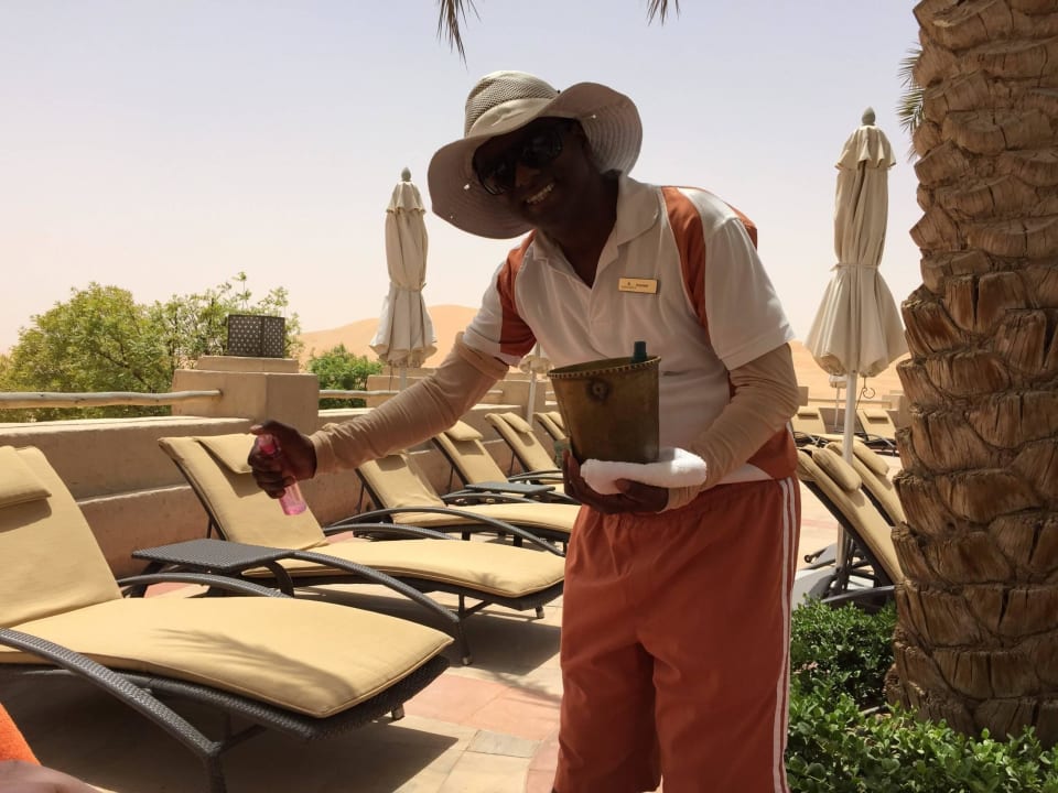Boy mit Erfrischungsspray Qasr Al Sarab Desert Resort by Anantara