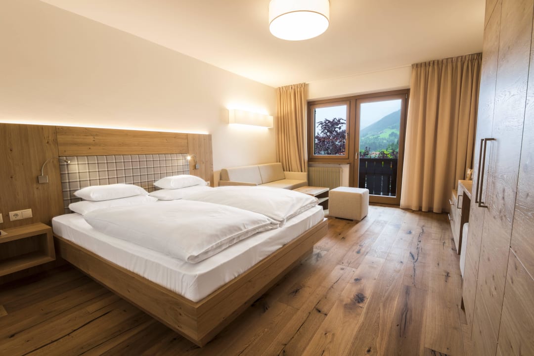 Burgpanorama - Hotel Der Waldhof bei Meran Hotel Der Waldhof