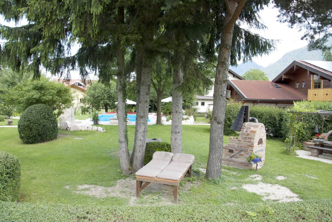 Liegemöglichkeiten unter Bäumen im Garten Ferienwohnung Gamsei