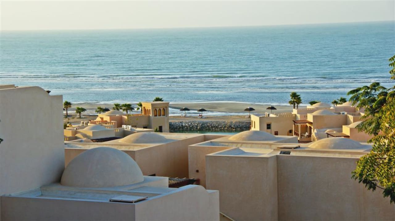 Blick zum Strand The Cove Rotana Resort