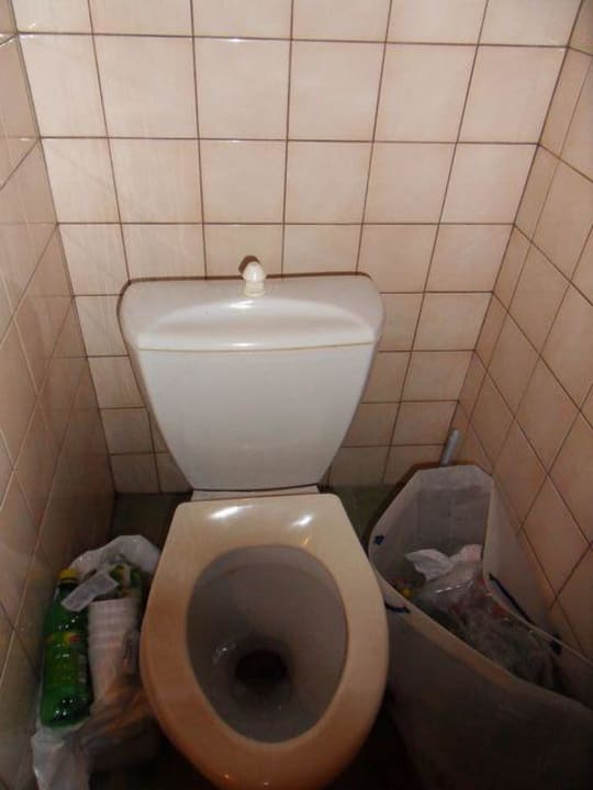 Brak klapy na sedesie Pension Skol