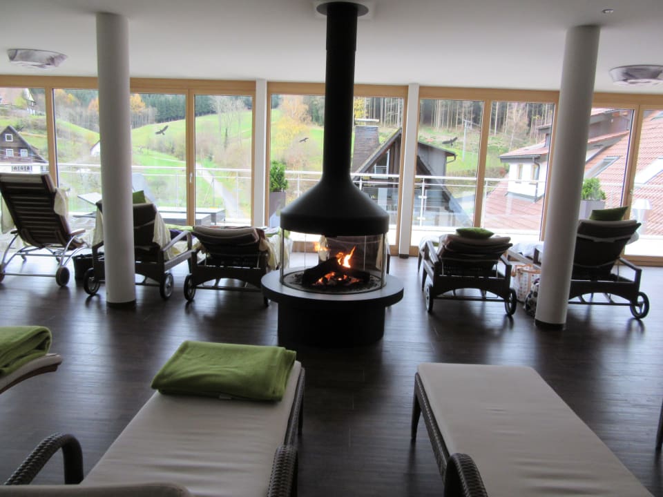 Ein Ruheraum mit Kamin Naturparkhotel Adler