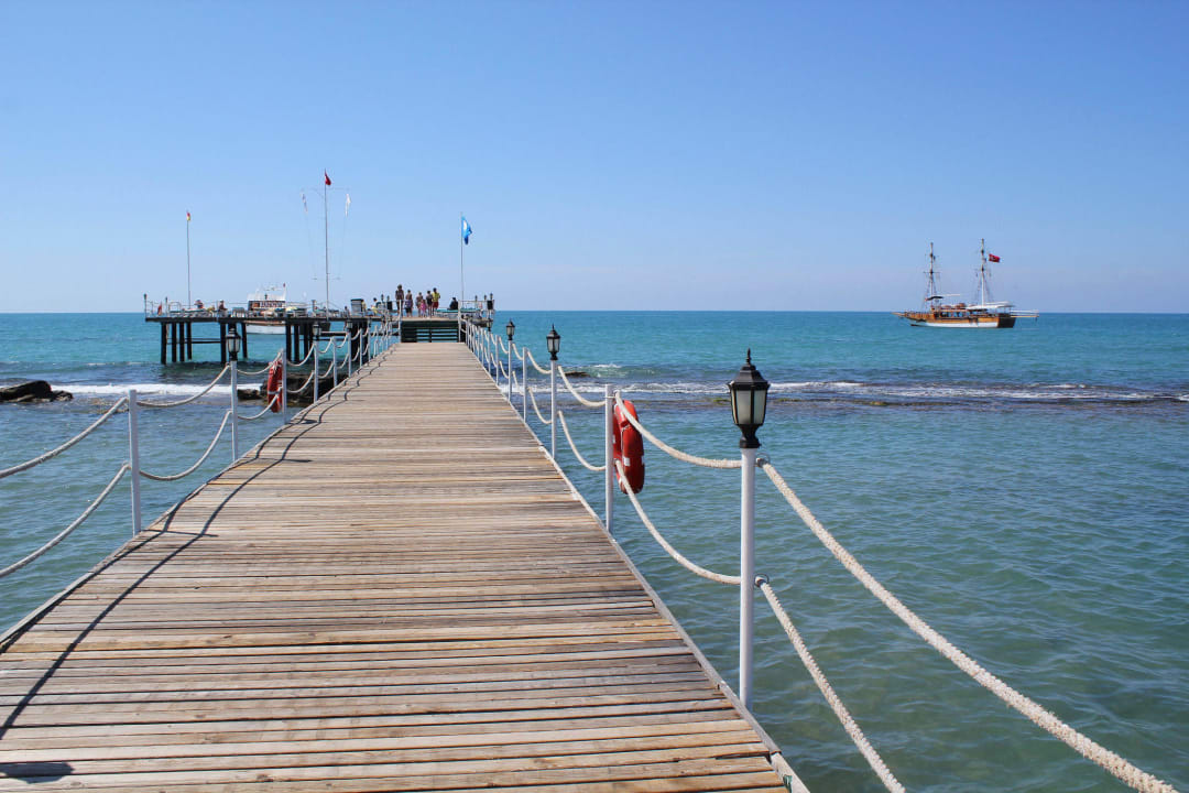 Badesteg ins Meer Hotel Turan Prince