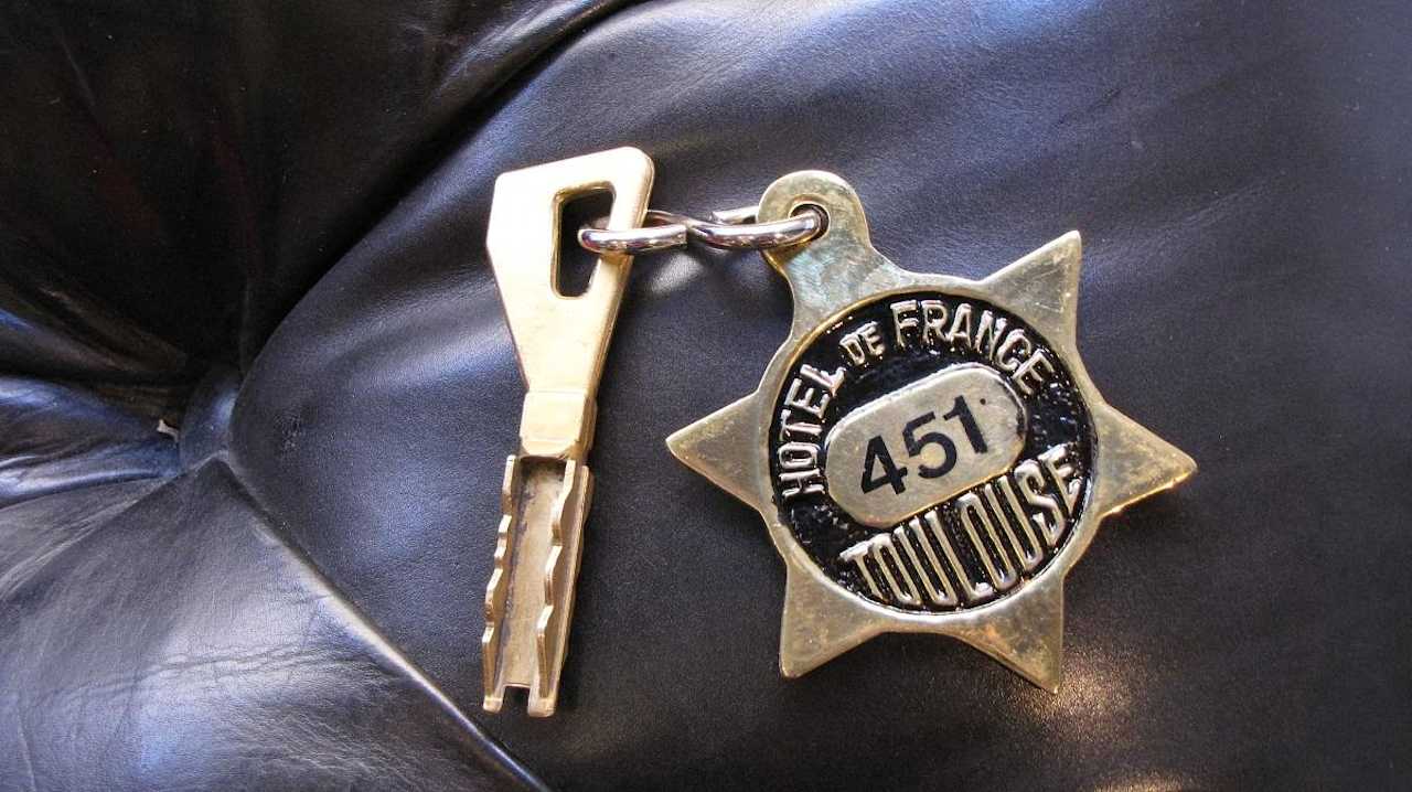 Cle sur le canape Chesterfield du hall d'entree Hôtel de France