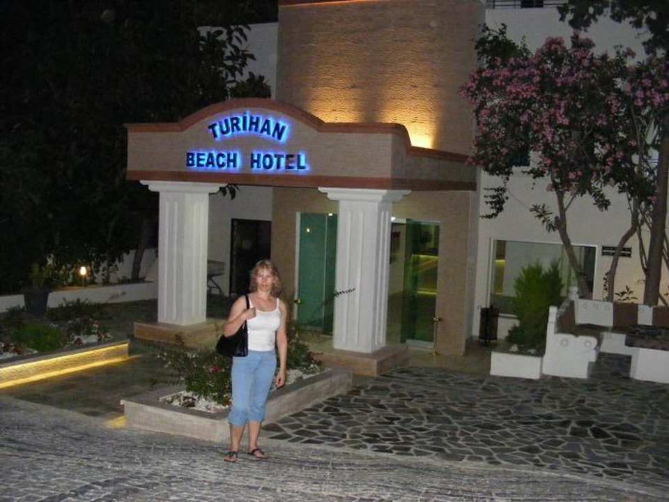 Przed hotelem Hotel Turihan