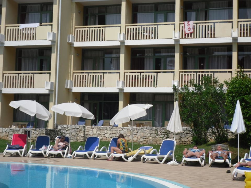 Anblick vom Pool zur Balkonfront Hotel Aurora Plava Laguna