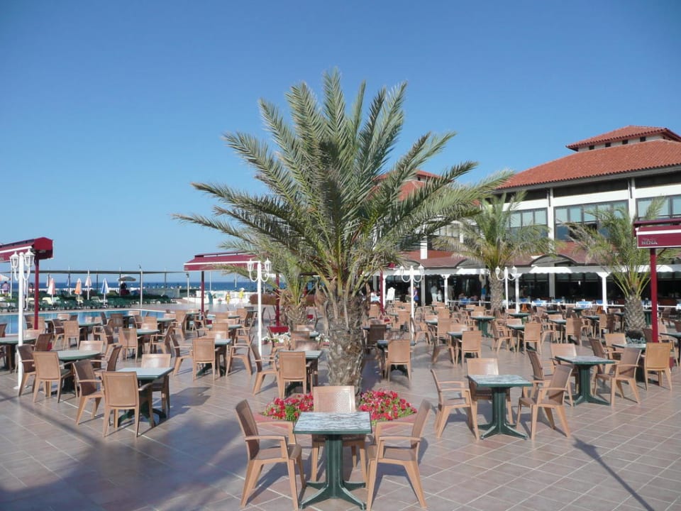 Terrasse der Poolbar, mit Blick zum Restaurant Hotel Club Nena
