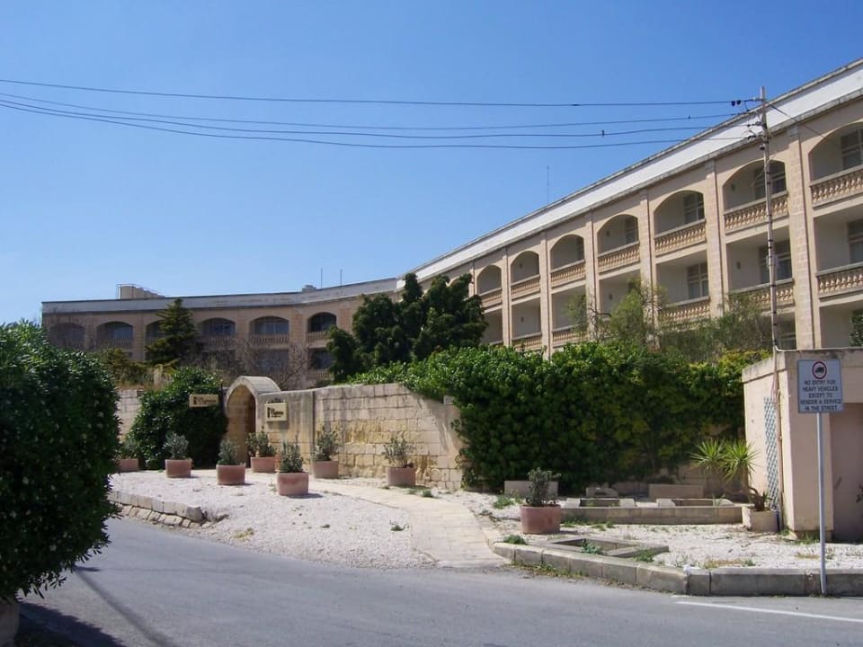 Von der Strasse aus zur Gartenseite des Hotels Corinthia Palace Hotel & Spa