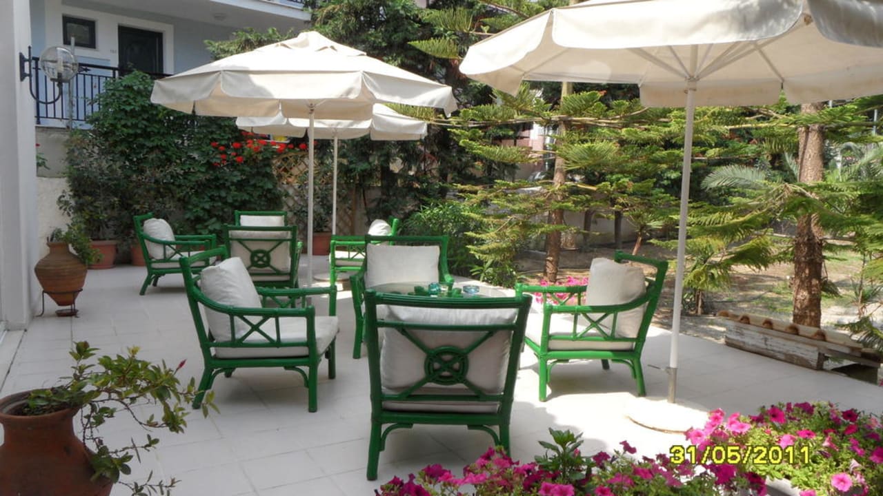 Gemütliche Sitzgruppe vor dem Eingang Hotel Aquarius