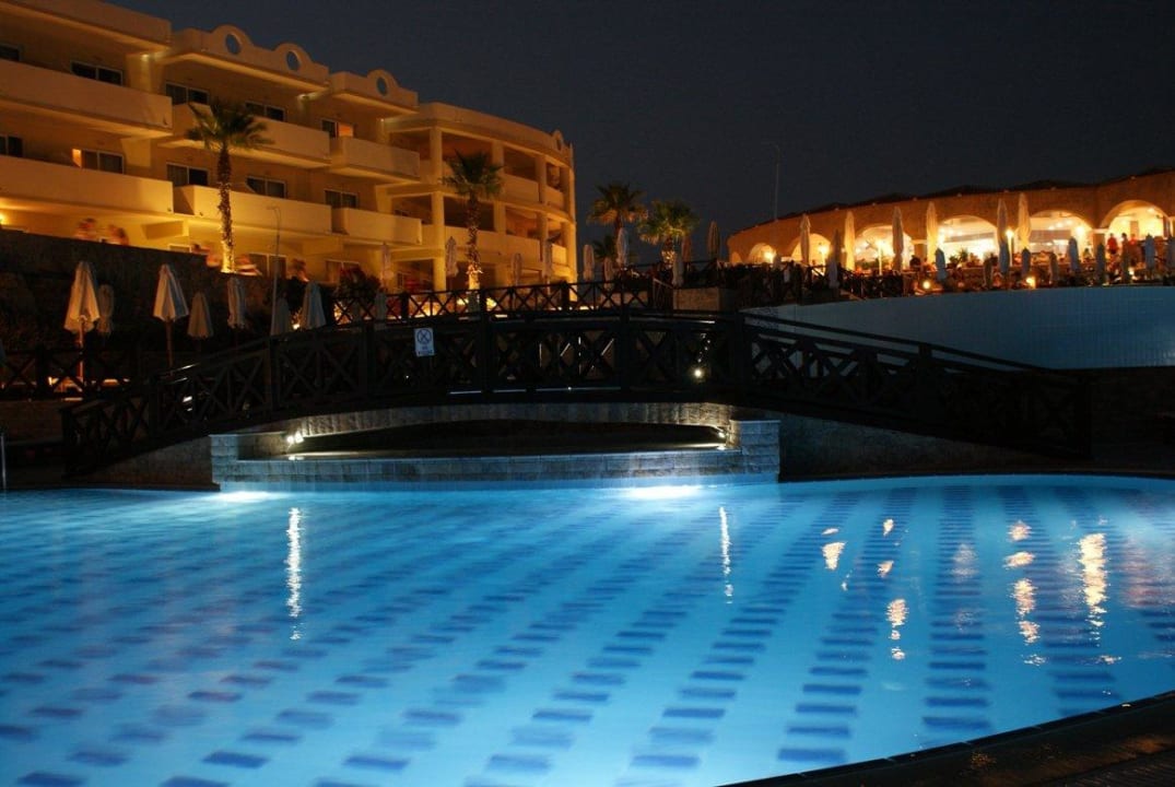 Kompleks basenów przy restauracji Athena Hotel Kalithea Horizon Royal