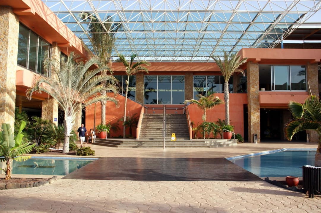 Wejście do lobby (do góry) i restauracji (na prawo Barceló Fuerteventura Mar