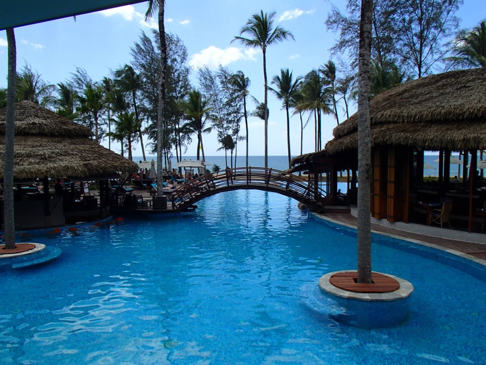 Vom Frühstücksrestaurant über den Pool aufs Meer The Haven Khao Lak