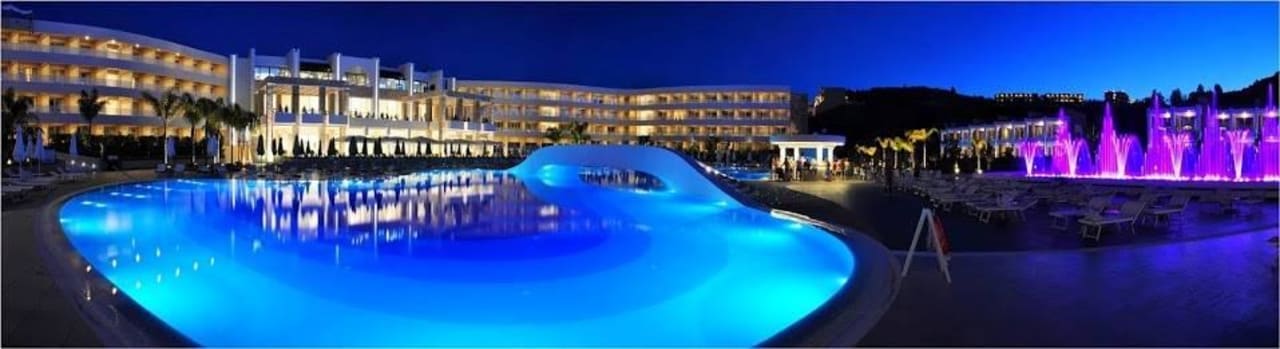 Hauptpool zur "blauen Stunde" Princess Andriana Resort & Spa