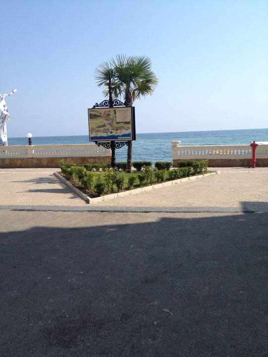 Vor dem Hotel Hotel Atrium Beach