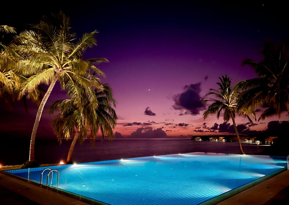 Pool Vilamendhoo Island Resort & Spa