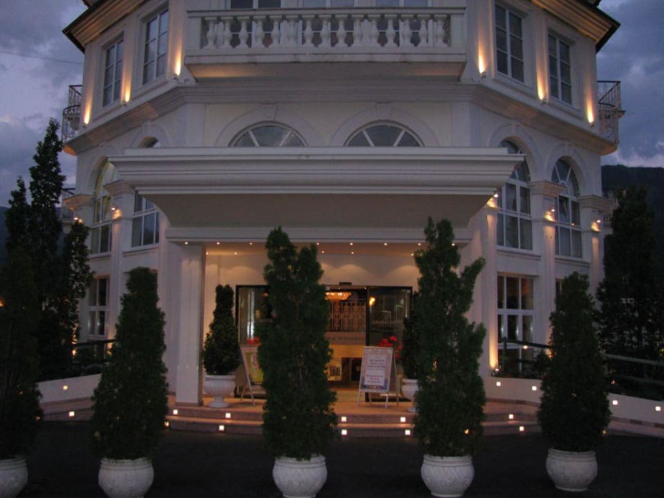 Hoteleingang Grand Hotel Zell am See