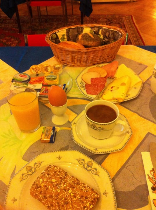 Frühstück am Platz serviert Hotel Gunia