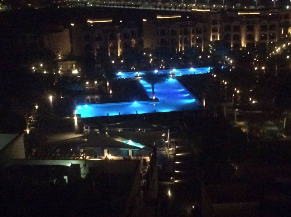 Bei Nacht DoubleTree by Hilton Resort & Spa Marjan Island