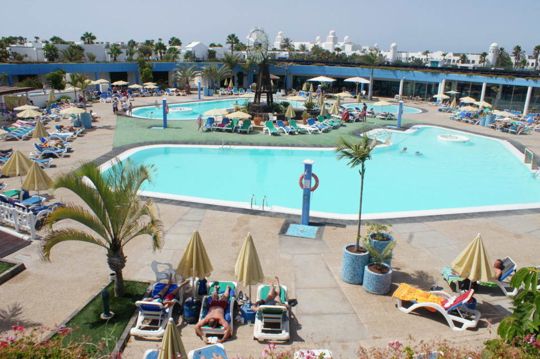 Blick von oben auf den Pool Relaxia Lanzasur Club