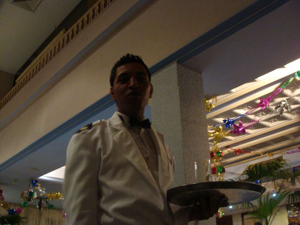 Дружеский официант The Orangers Beach Resort and Bungalows