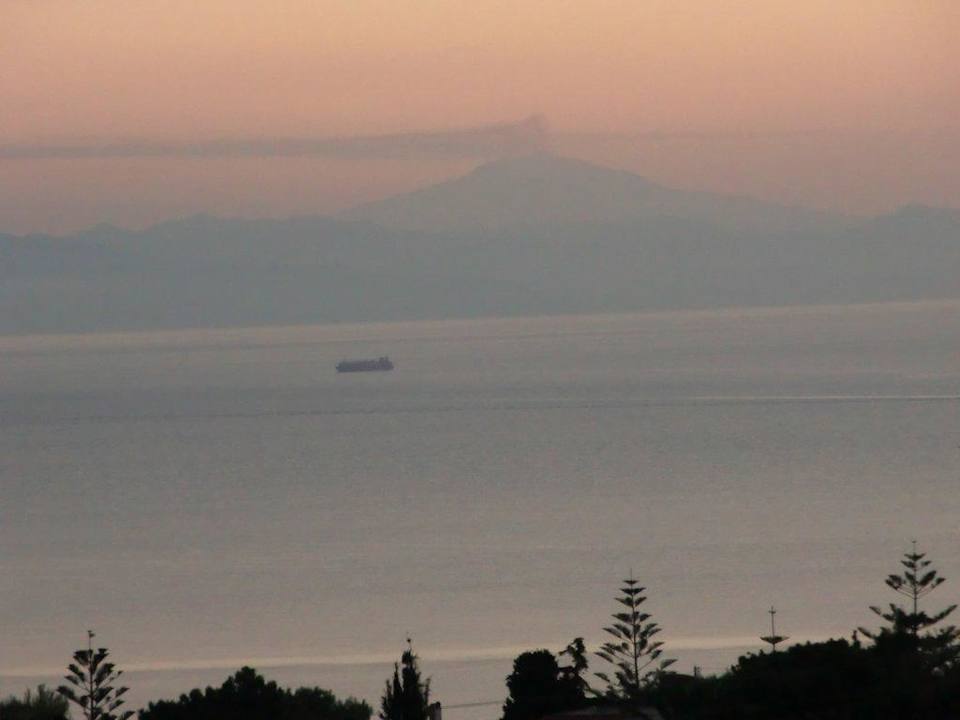 Blick von der Dachterrasse nach Sizilien mit Ätna Eolo Hotel