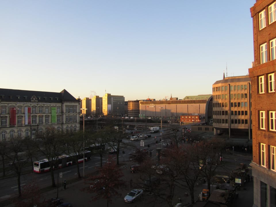 Ausblick vom Zimmer auf Hbf (links) Garner Hotel Hamburg - Graf Moltke