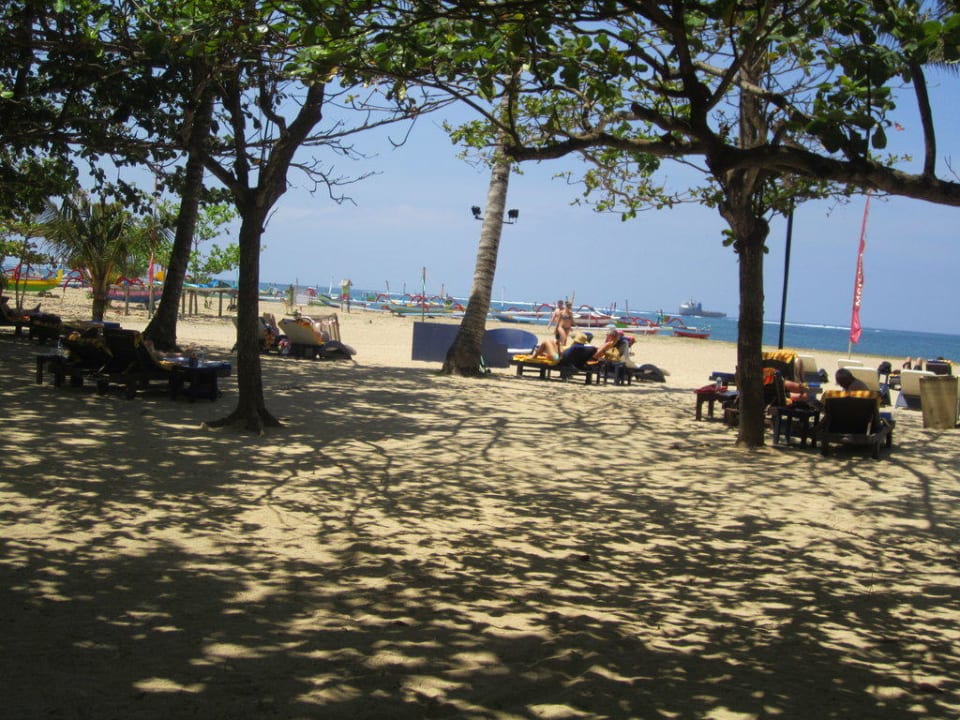 Strandanlage vor dem Hotel Mercure Resort Sanur