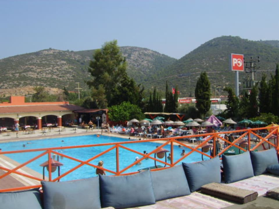 Widok z tarasu na basen Hotel  Pigale