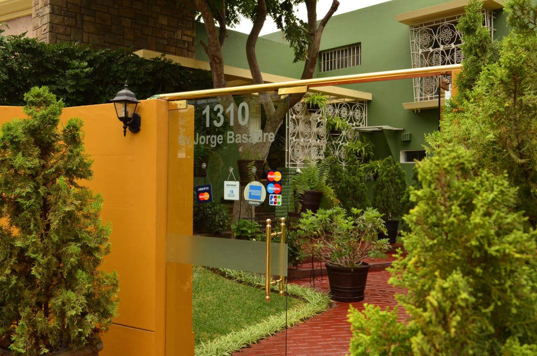 Ingreso Exterior Hotel Basadre Suites