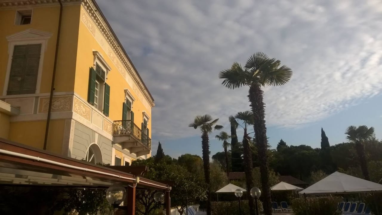 Vom Pool zum Gebäude Hotel Antico Monastero