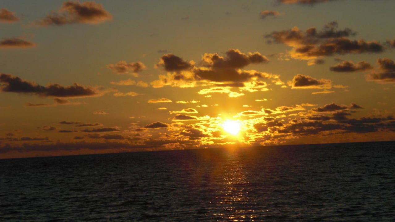 Sonnenuntergang von unserer Bungiterrasse Veligandu Maldives Resort Island