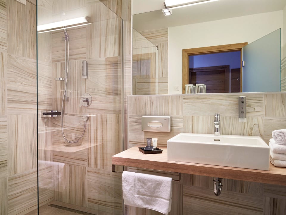 Badezimmer mit Dusche oder Badewanne Alpine Resort Sonja