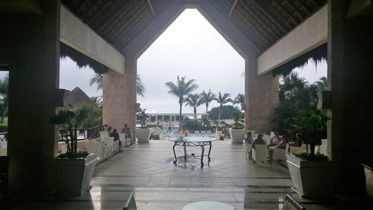 Blick übern Pool zum Meer Bahia Principe Luxury Akumal