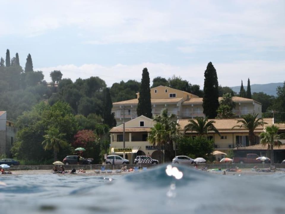 Vom Wasser aus gesehen Hotel Ipsos Beach