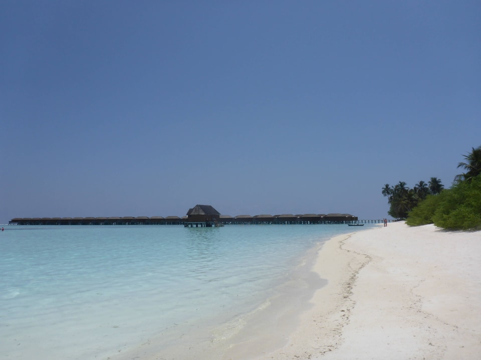 Blick nach rechts am Strand von Beachbungi 409 Meeru Maldives Resort Island