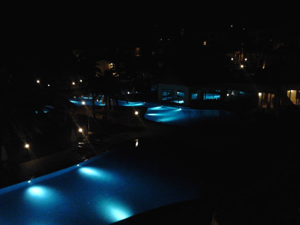 Poolanlage am Abend/ bei Nacht Arum Barut Collection