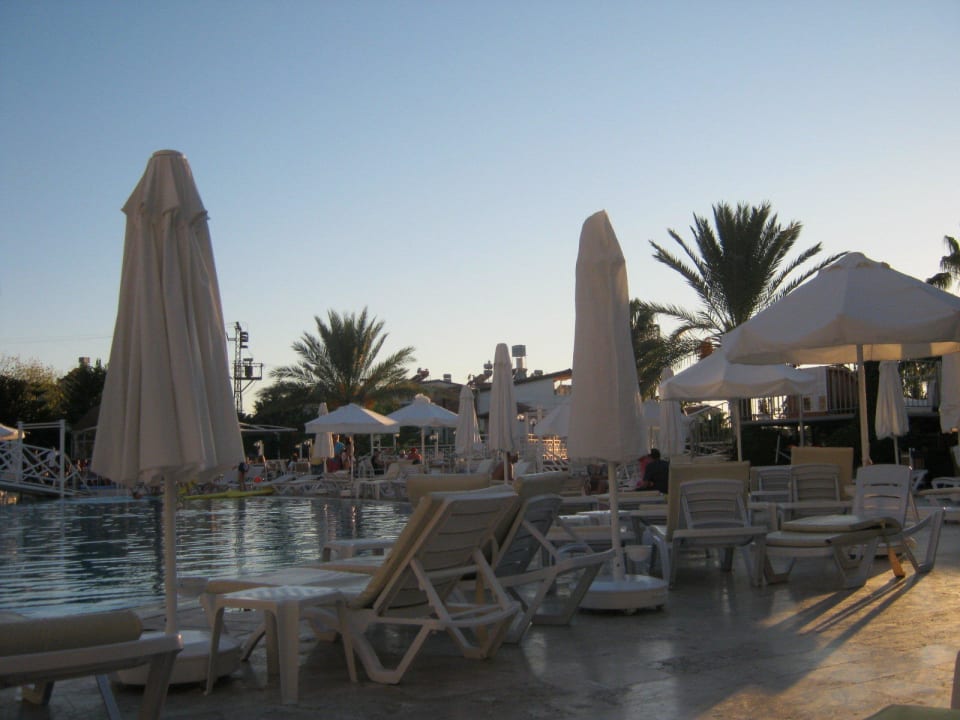 Pool am späten Nachmittag Seaden Corolla Hotel