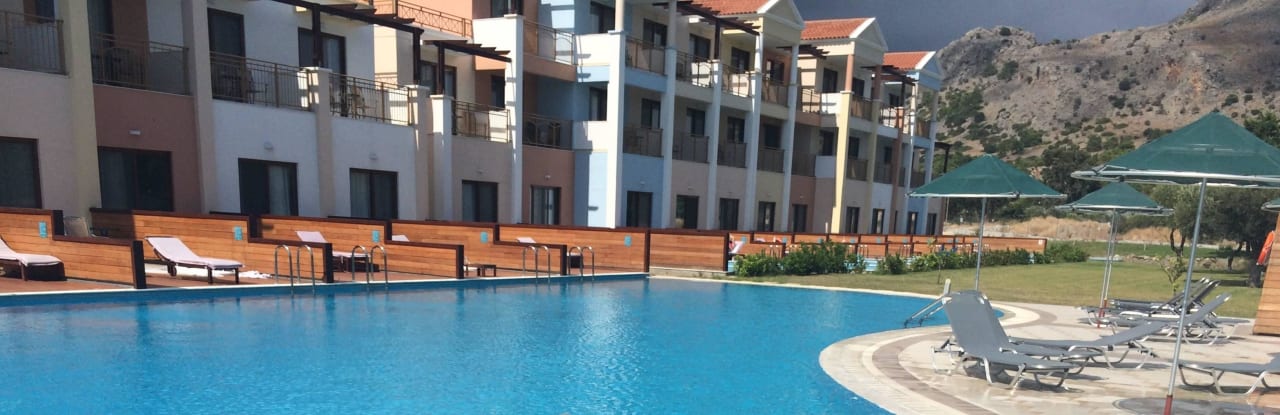 Basen z bardzo wygodnymi leżakami Lindos Imperial Resort & Spa