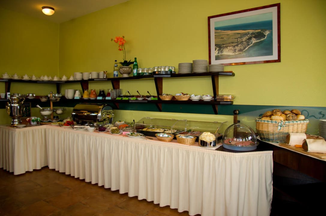 Das reichhaltige Frühstücksbuffet Hotel Stranddistel Rügen