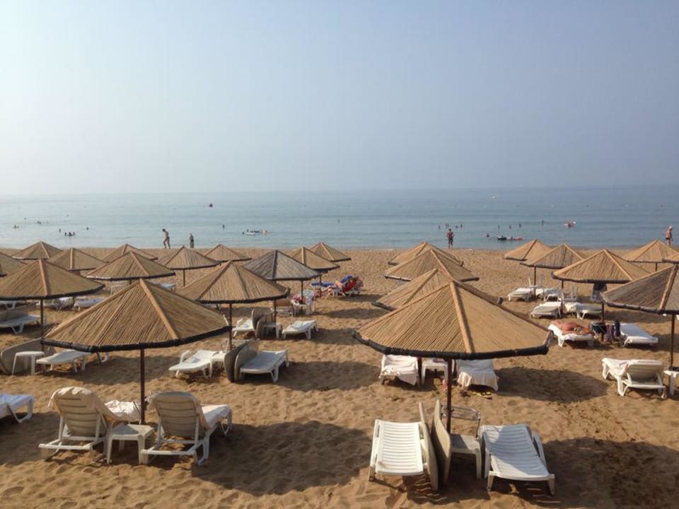 Strand - hier bekommt man immer Liegen  Hotel Defne Dream